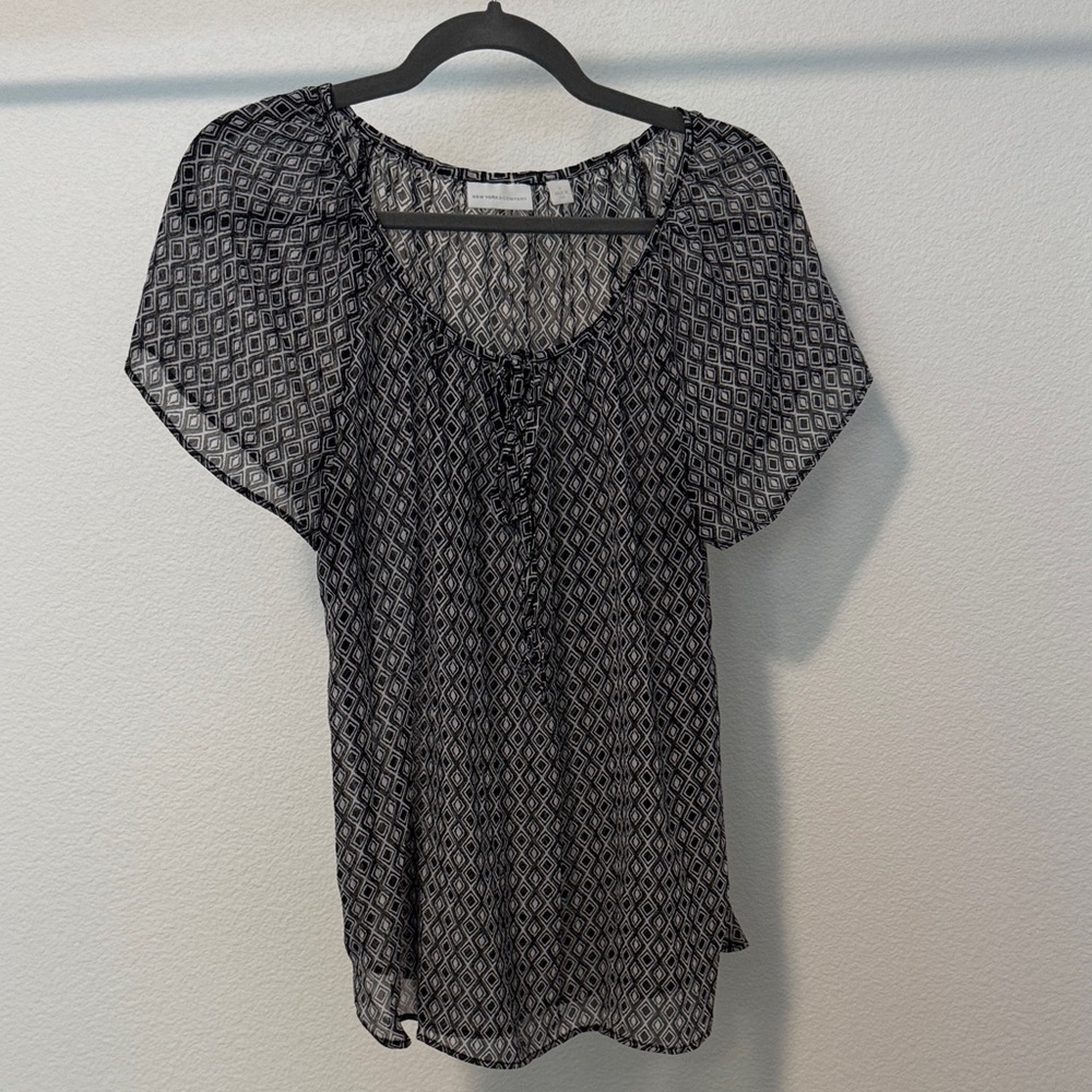 New York & Company Black and White Geometric Blouse